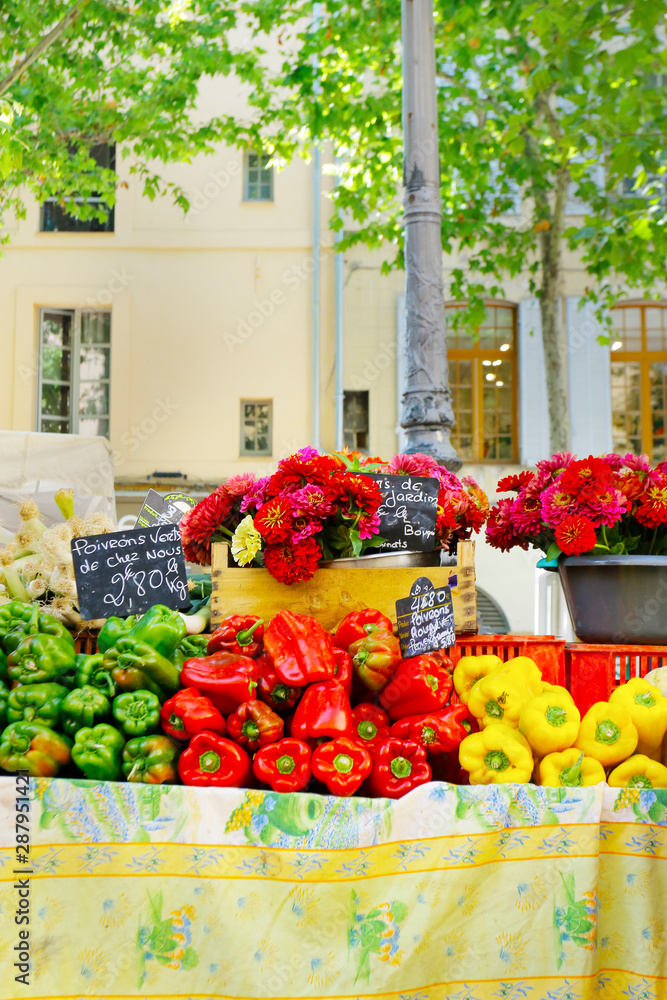 法国普罗旺斯市场上出售的各种蔬菜，配文字绿色、红色胡椒，来自我们的ga