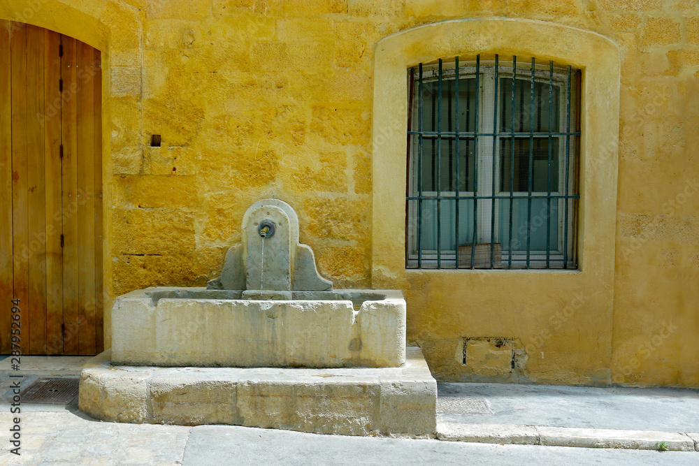 地中海村庄的石头喷泉