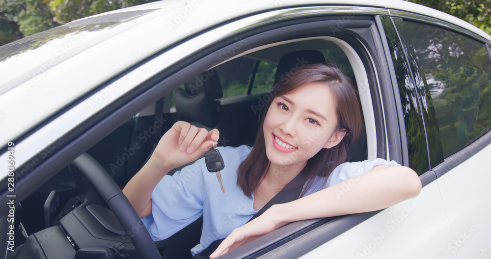 亚洲女性持有汽车钥匙