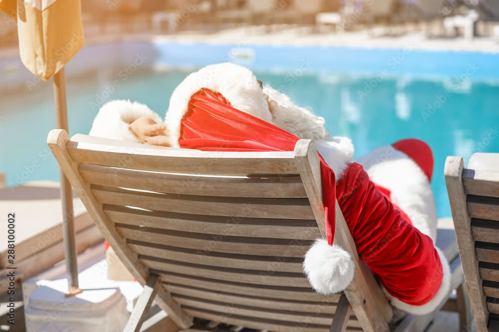 圣诞老人在度假村游泳池附近休息