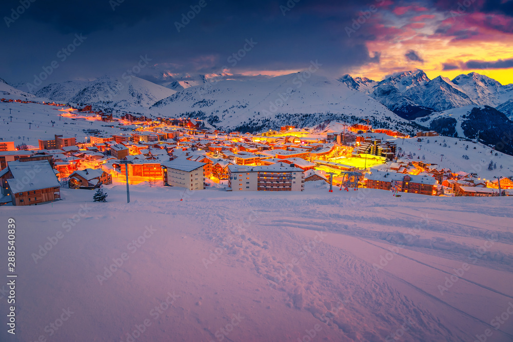 欧洲法国阿尔卑斯山壮丽的日落和滑雪胜地