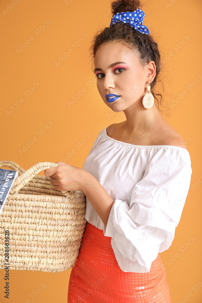 时尚的年轻非裔美国女性的肖像，背景是柳条篮
