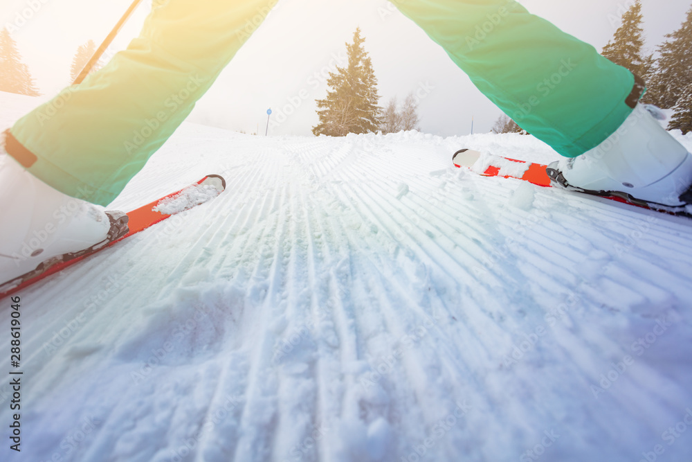 滑雪男孩在新鲜天空斜坡上的低角度图像