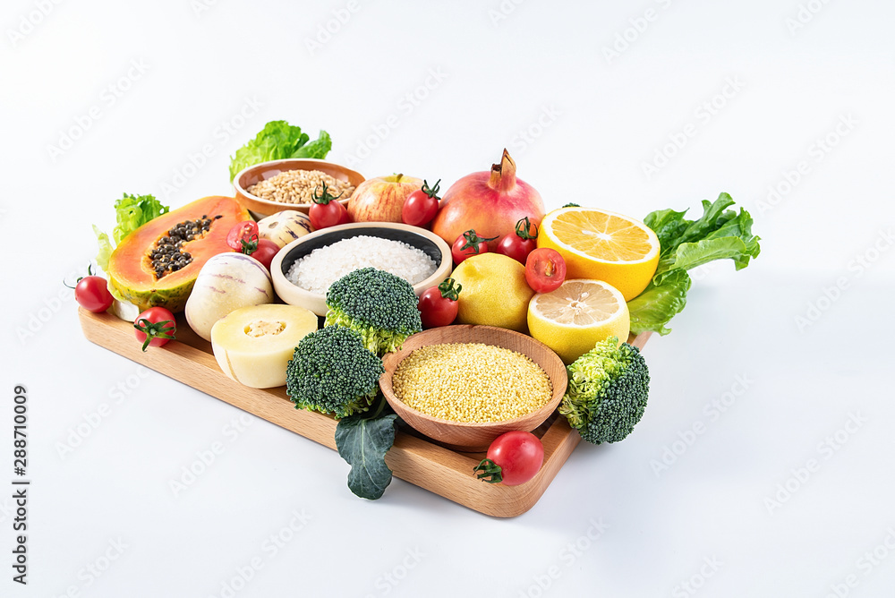 一壶新鲜的时令水果、蔬菜和白底谷物