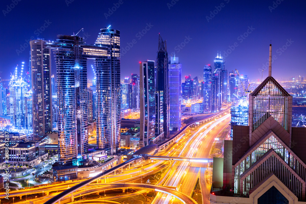 令人惊叹的天际线城市景观，明亮的摩天大楼。迪拜市中心夜晚，阿拉伯联合酋长国