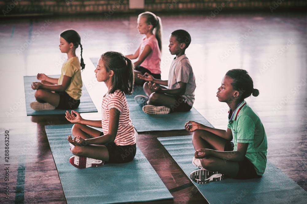 学生在瑜伽课上冥想