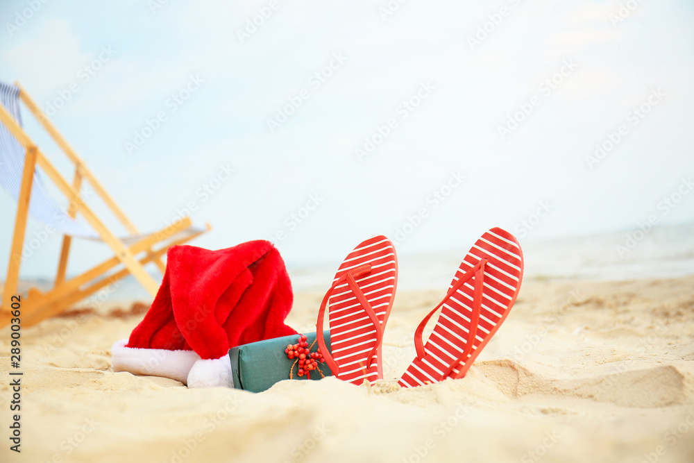 海边的圣诞老人帽子，带礼盒和人字拖。圣诞假期