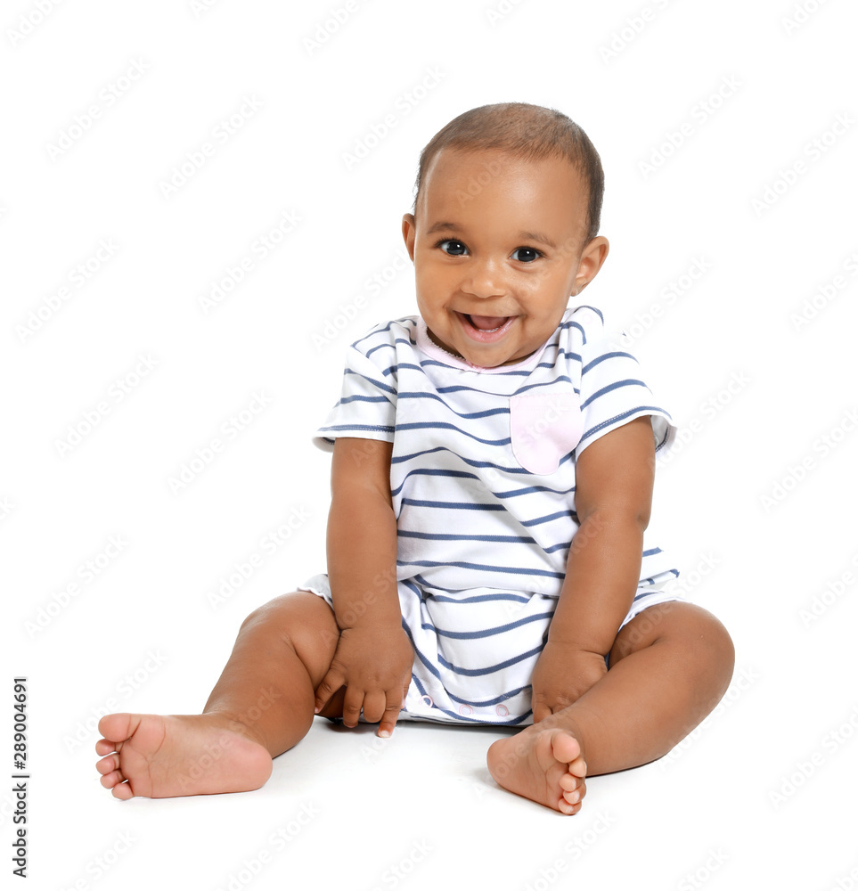 白人背景下的可爱非裔美国婴儿