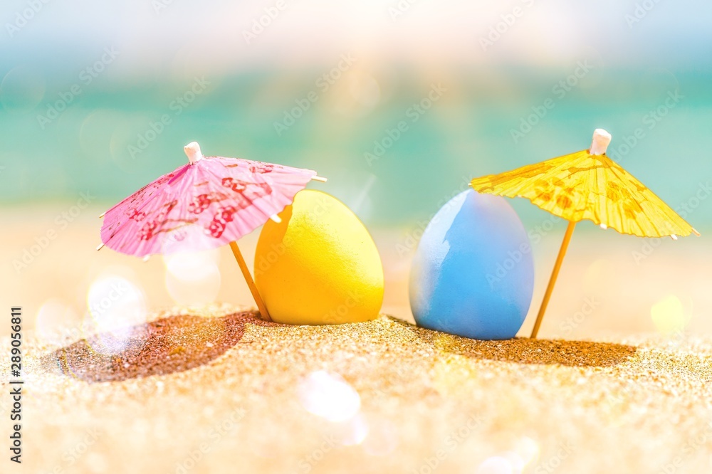 海洋海滩上五颜六色的复活节彩蛋