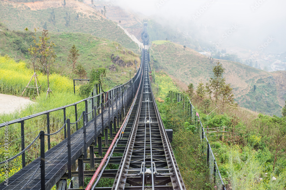 从沙坝站到Muong Hoa山缆车站的长山铁路是最后一条铁路