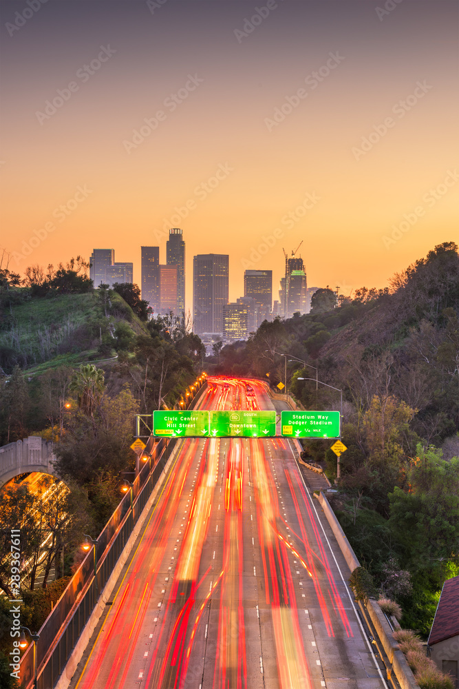 美国加利福尼亚州洛杉矶天际线和高速公路