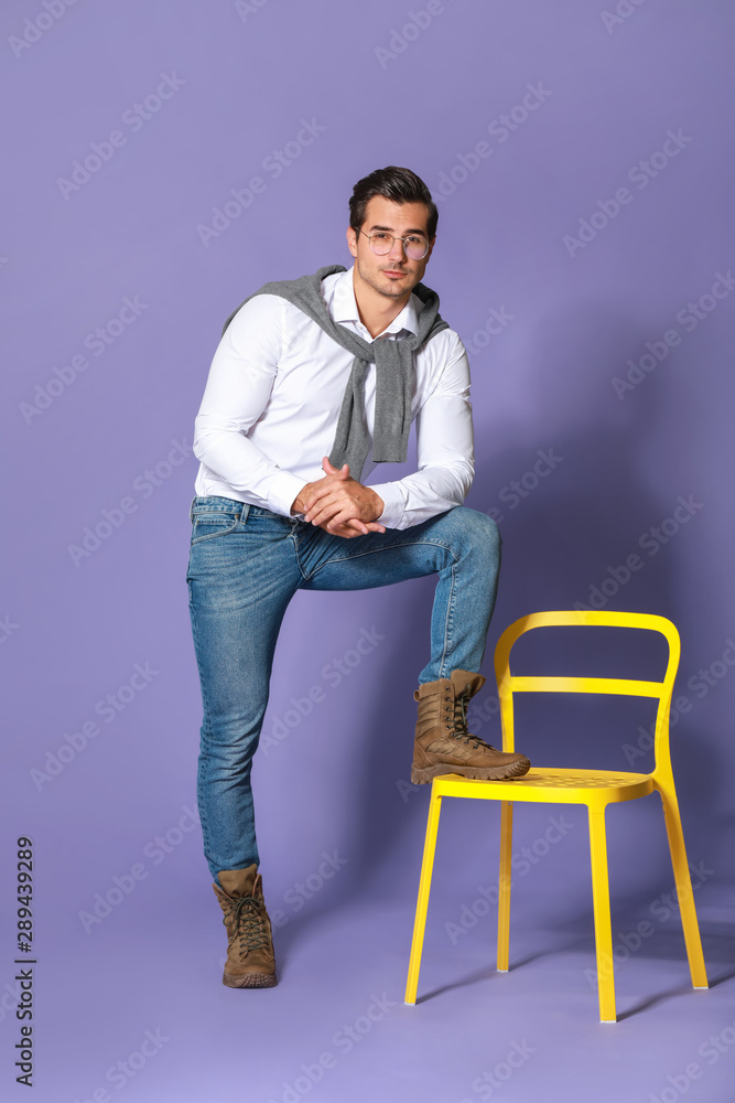 时尚男士，彩色背景椅子
