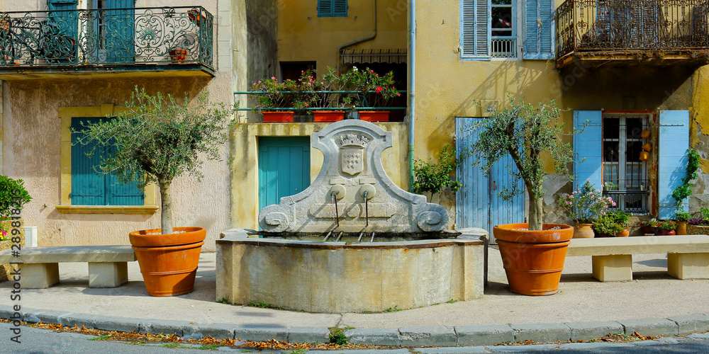 具有历史建筑的地中海村庄石头喷泉
