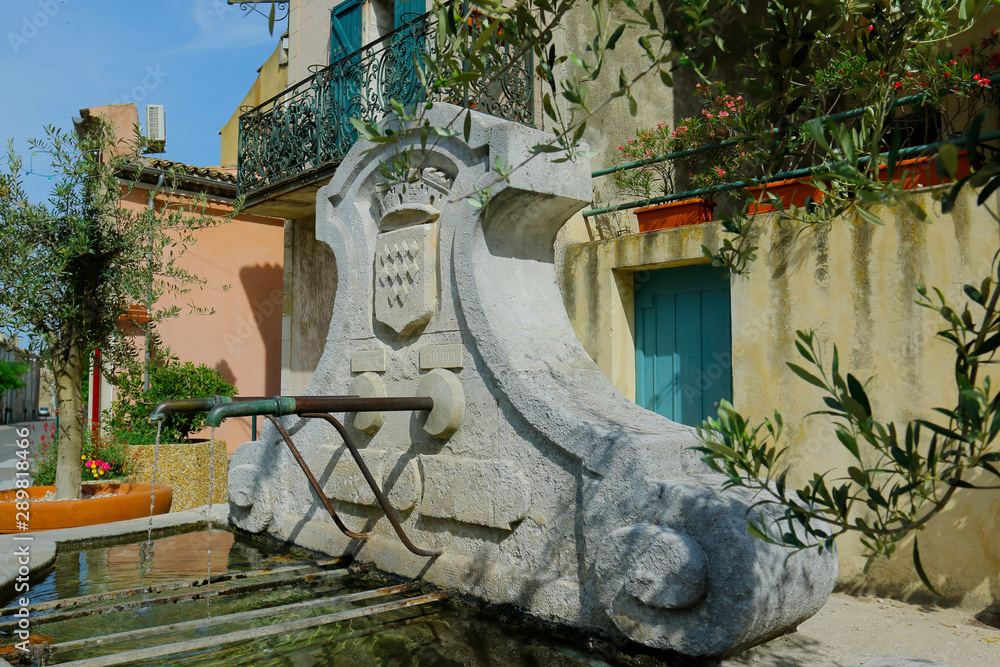 地中海村庄的石头喷泉，橄榄树枝文字水源-