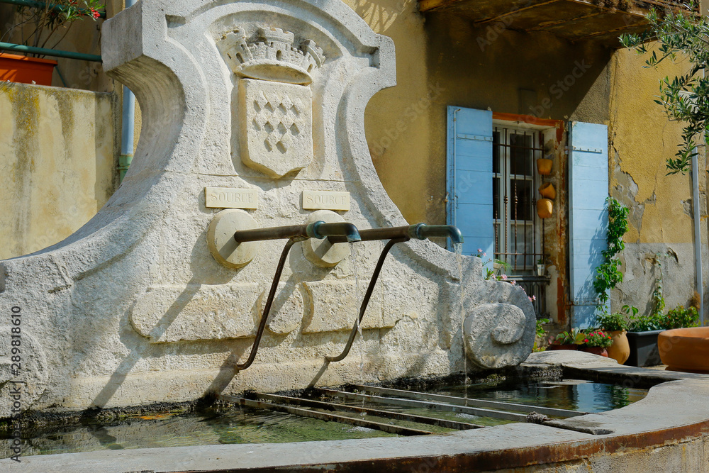 地中海村庄的石头喷泉与历史建筑