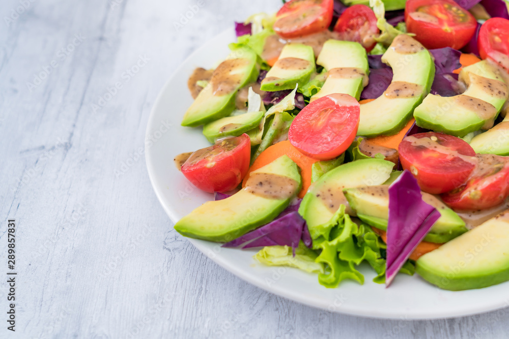 健康减肥食品：一盘鳄梨和蔬菜沙拉