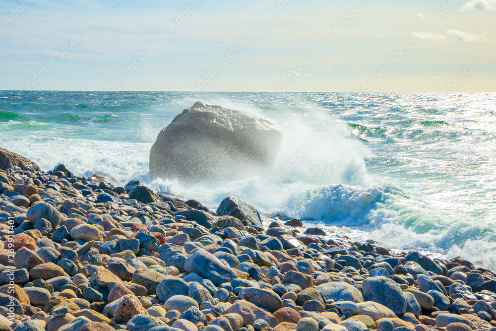 巨浪袭击挪威岩石海岸线