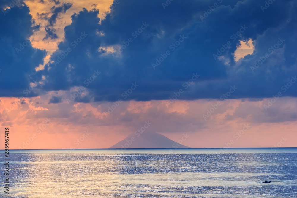 雾霾中的斯特龙博利火山岛上的海洋景观。第勒尼安海上的风暴云天气