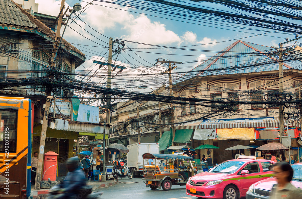 曼谷街。泰国曼谷的生活方式和街道环境。交通嘟嘟车，粉色出租车
