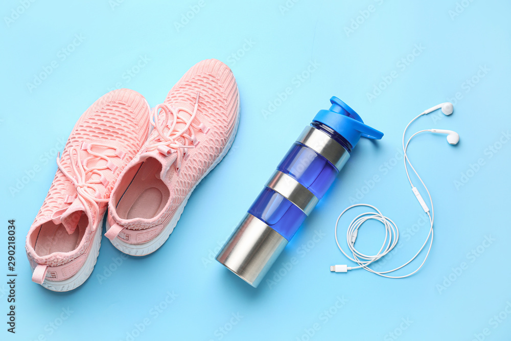 彩色背景运动水瓶、鞋子和耳机