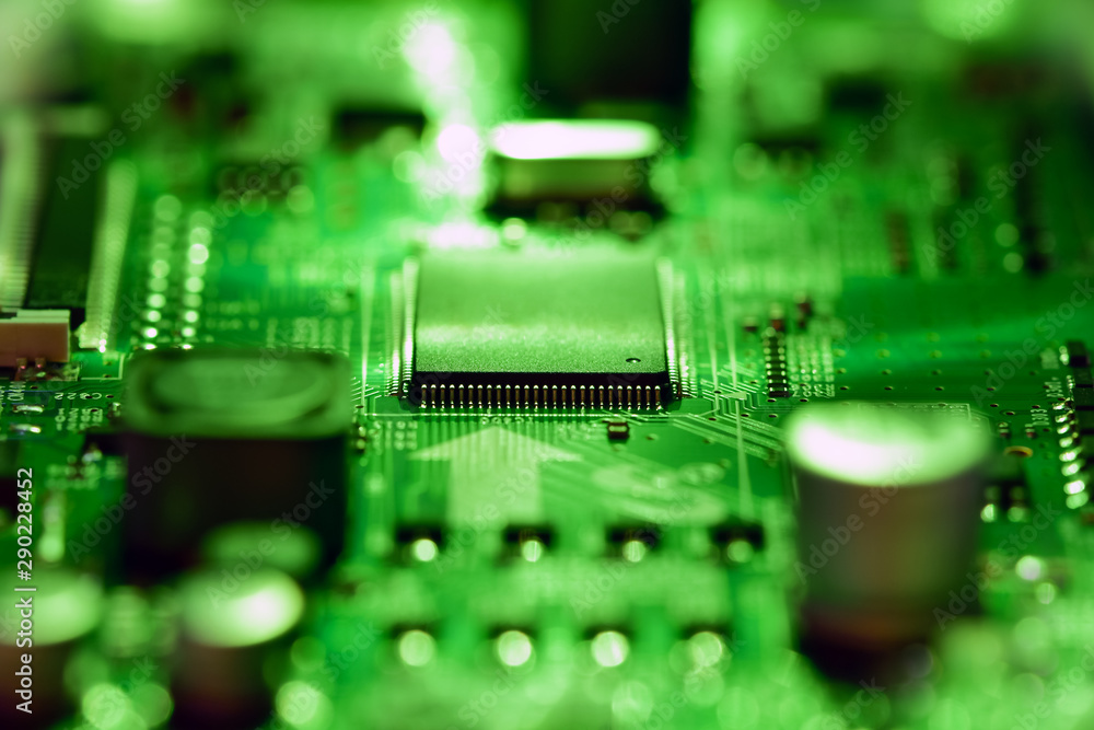 明亮绿光中的选择性聚焦、集成电子电路和微处理器