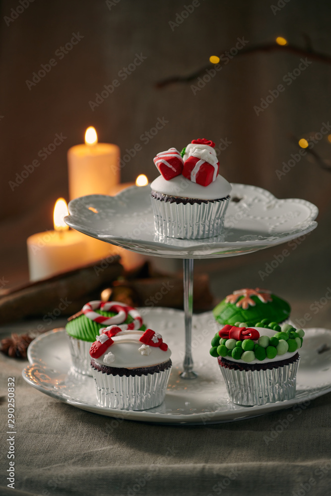 圣诞糖果：亚麻布背景的纸杯蛋糕特写。