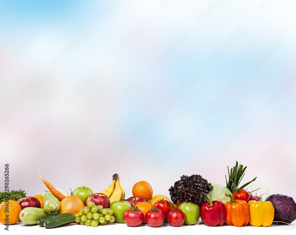 五颜六色的成熟蔬菜和水果被隔离在白色上