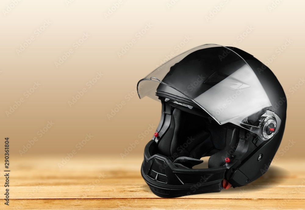 白色背景上隔离的黑色摩托车手头盔