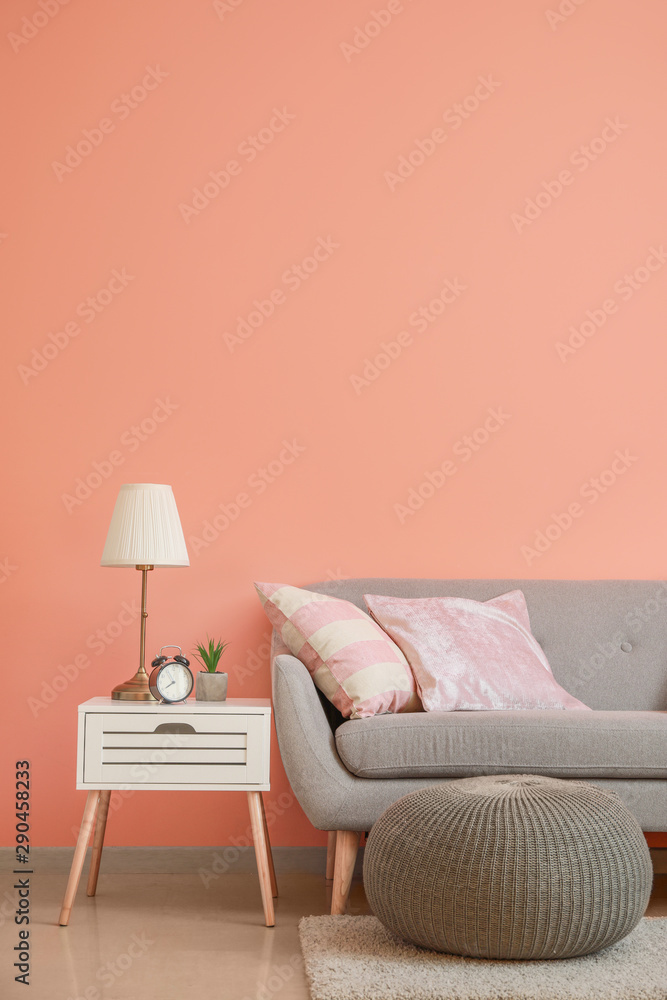 房间内靠近彩色墙壁的舒适沙发，配有沙发袋和桌子