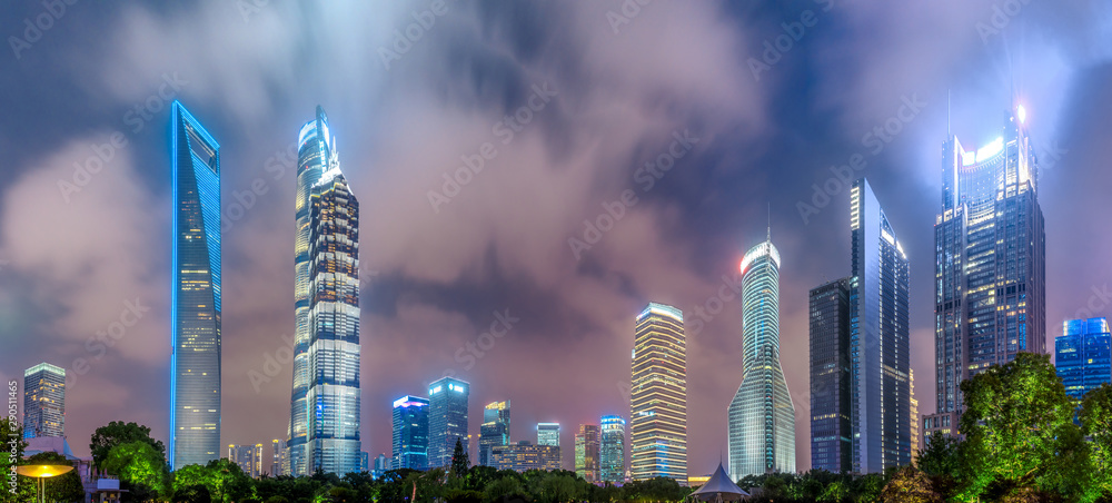 中国夜晚的上海商业中心建筑场景。
