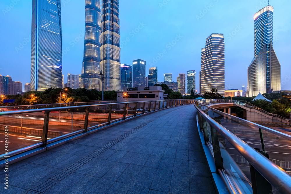 中国夜晚的上海商业中心建筑场景。