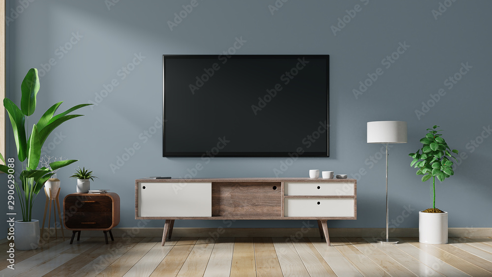 客厅深蓝色墙上的智能电视，简约设计。