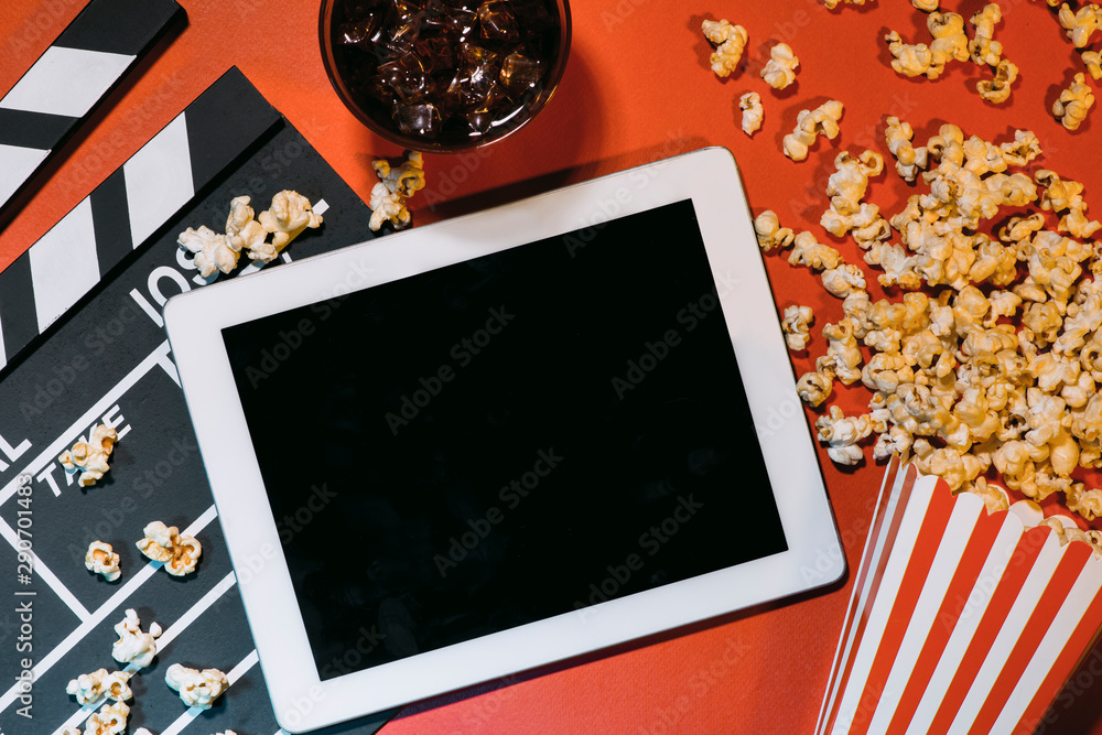 空白数字平板电脑、爆米花、电影带、电影院和电影在线流媒体概念