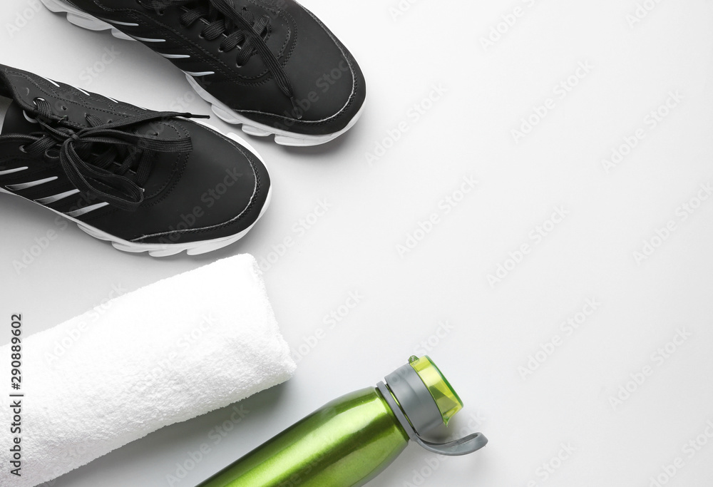 白底运动水瓶、鞋子和毛巾