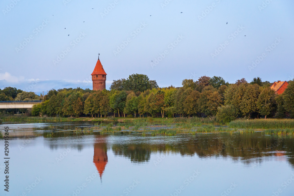 日落时分，波兰诺加特河上的马尔博克城堡