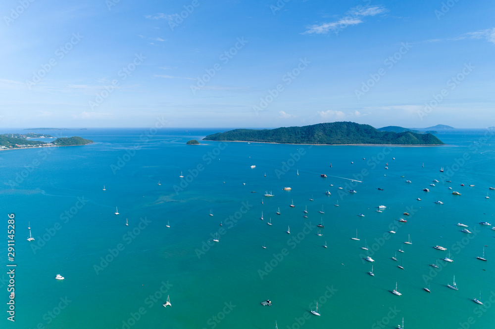 无人机鸟瞰泰国普吉岛美丽岛屿的热带海洋照片