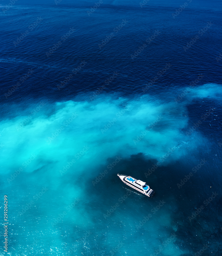 印度尼西亚巴厘岛海上的快艇。透明蓝色海水上豪华漂浮船的鸟瞰图