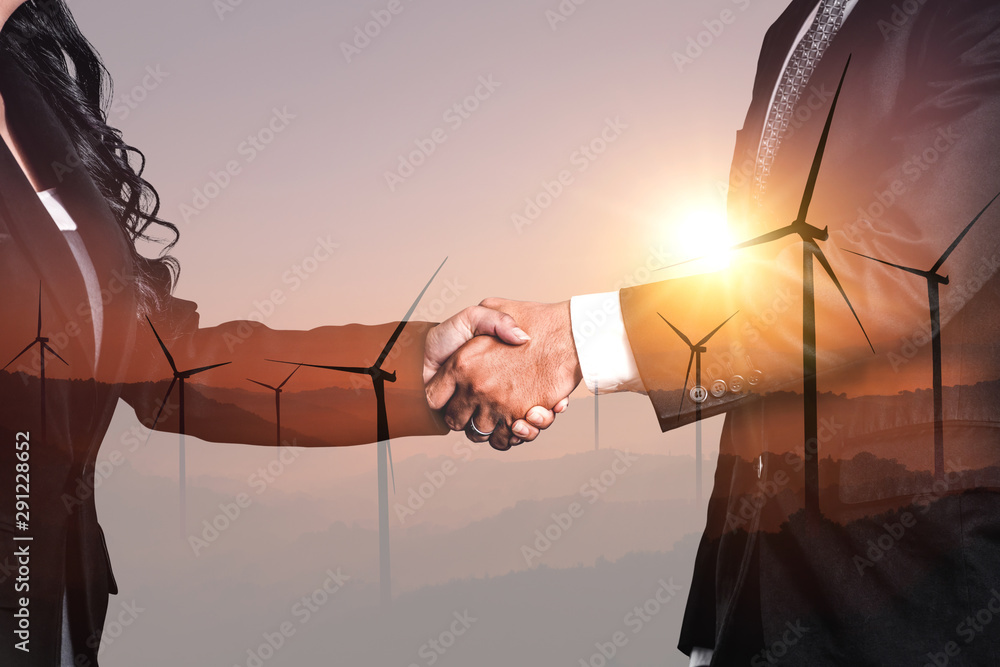 商界人士就风电场和绿色可再生能源握手的双重曝光图