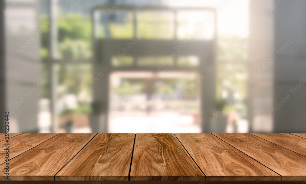 市中心现代办公背景的木桌子，桌子上有空的复制空间，用于产品di