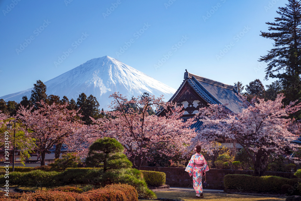 穿着日本和服的游客在樱花公园散步