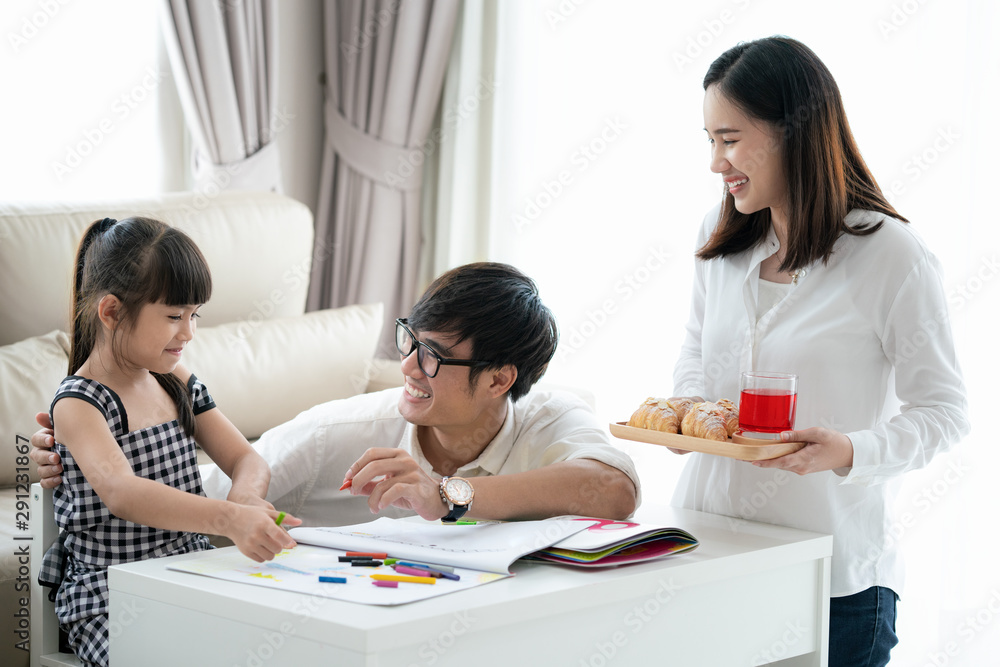 亚洲家庭一起在客厅做作业