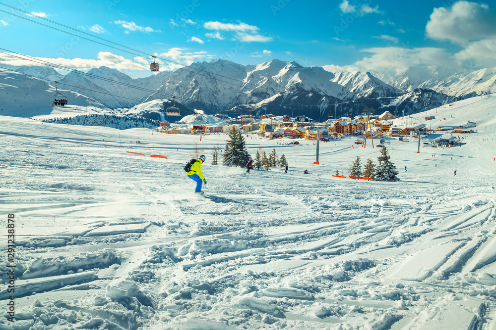 冬季滑雪场，有滑雪者和缆车，法国，欧洲