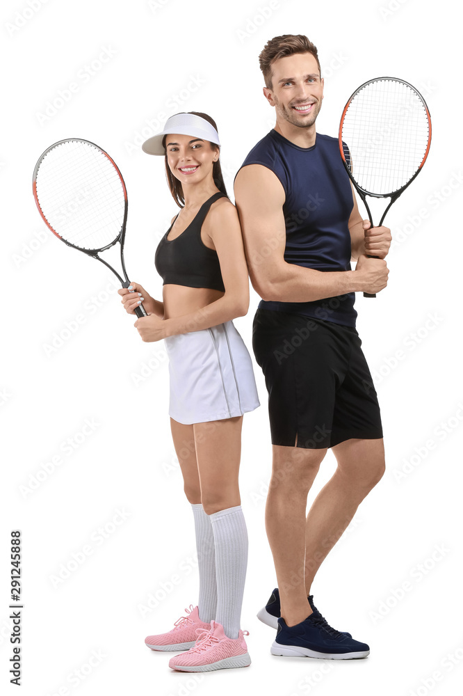 白人背景下的年轻网球运动员