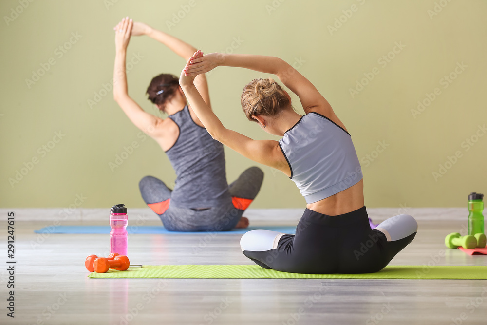 年轻女性在健身房练习瑜伽