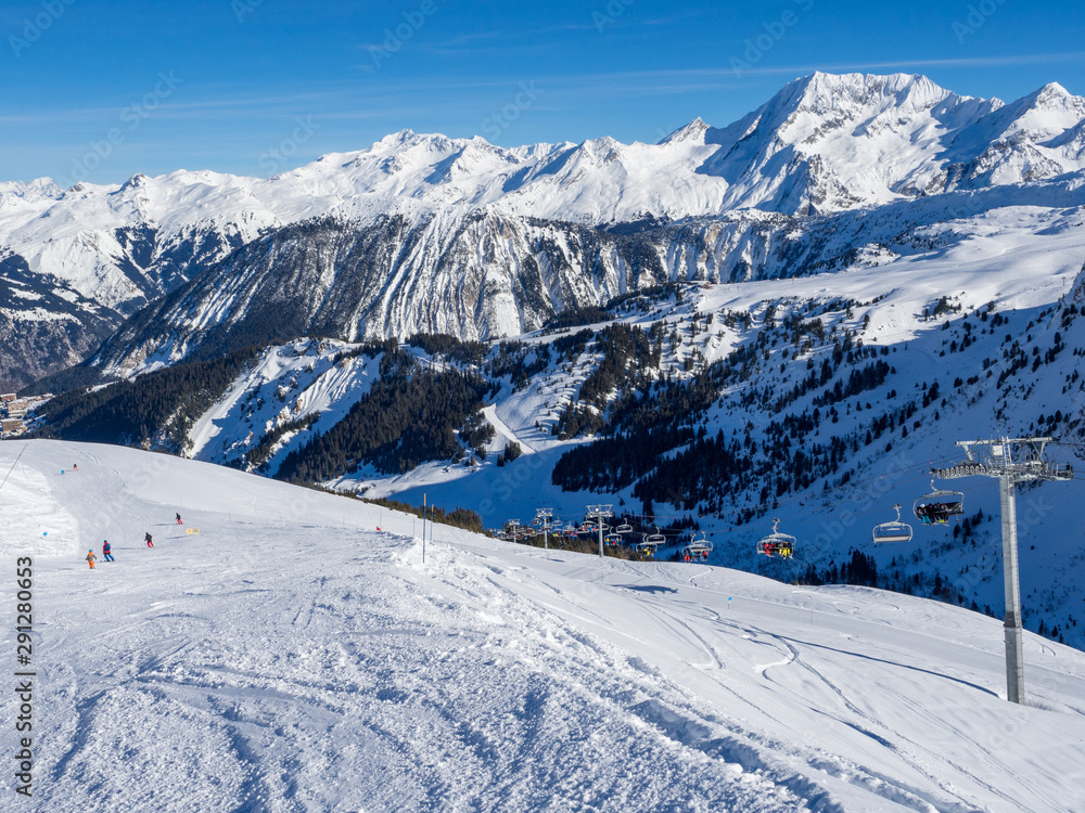 法国，2019年2月：法国阿尔卑斯山库尔舍维尔滑雪场的滑雪道上