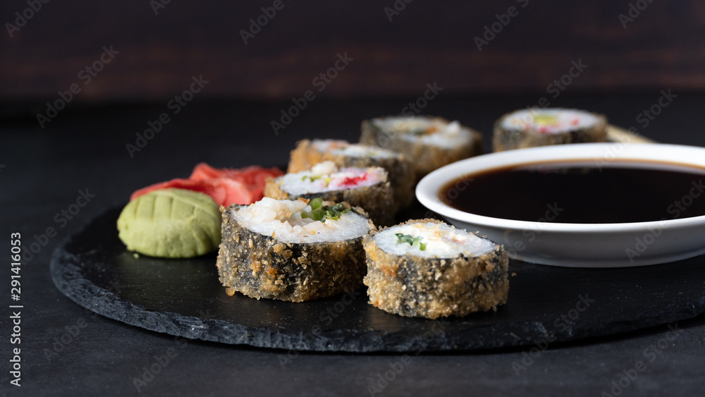热寿司卷配三文鱼、鳗鱼、金枪鱼、鳄梨、皇家对虾、奶油奶酪费城、鱼子酱托比克