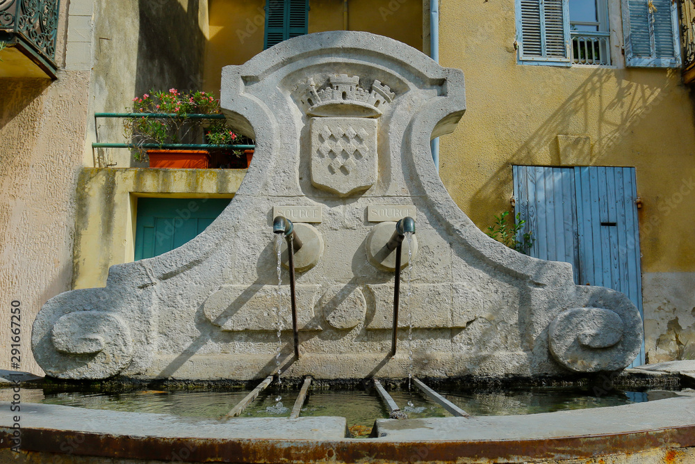 地中海村庄的石头喷泉-文字水源-