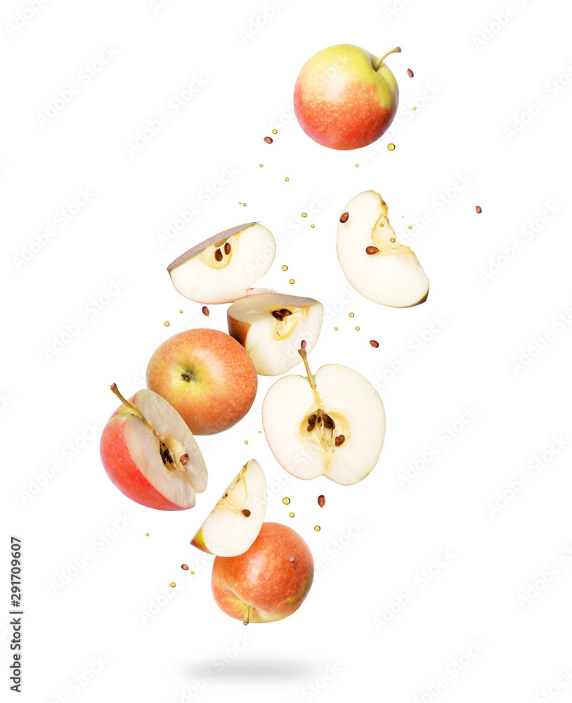 空气中的整片和切片的新鲜苹果，在白色背景上隔离