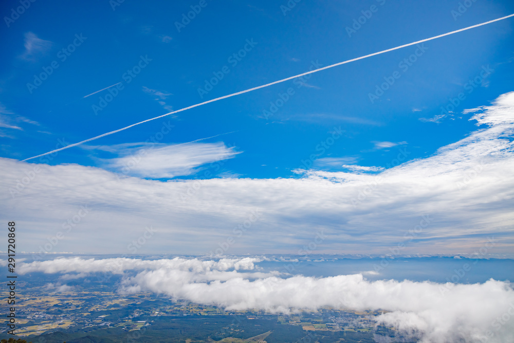 山の上から見る青空と飛行機雲