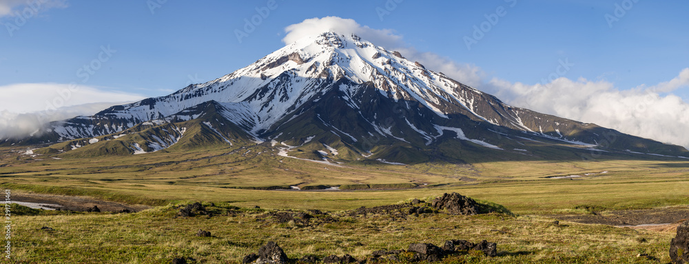 堪察加半岛风景如画的夏季火山景观：活火山景观。